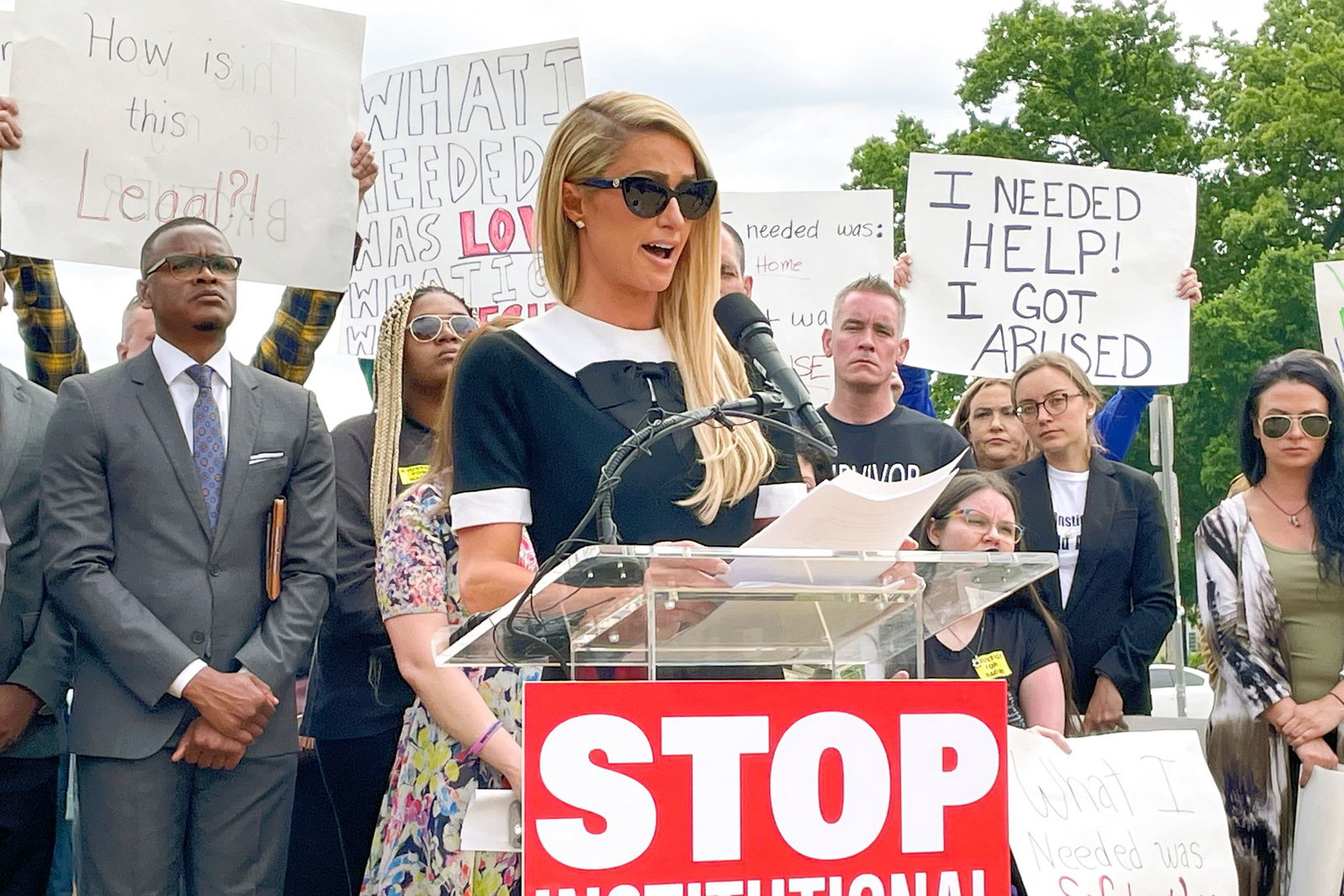 Paris Hilton setzte sich für besseren Schutz von Minderjährigen in privaten Jugendeinrichtungen ein.