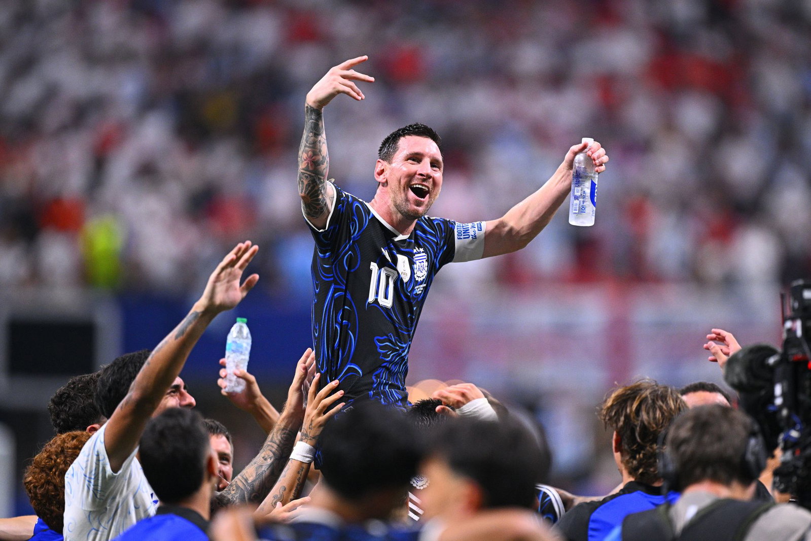 Lionel Messi wird auf Schultern getragen.