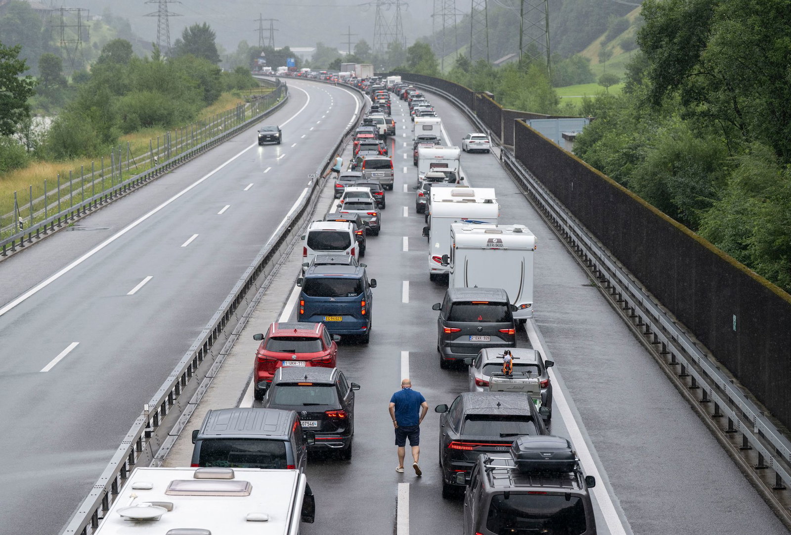 Auf der Autobahn A2 in Richtung Süden staut sich der Gotthard-Ferienreiseverkehr.