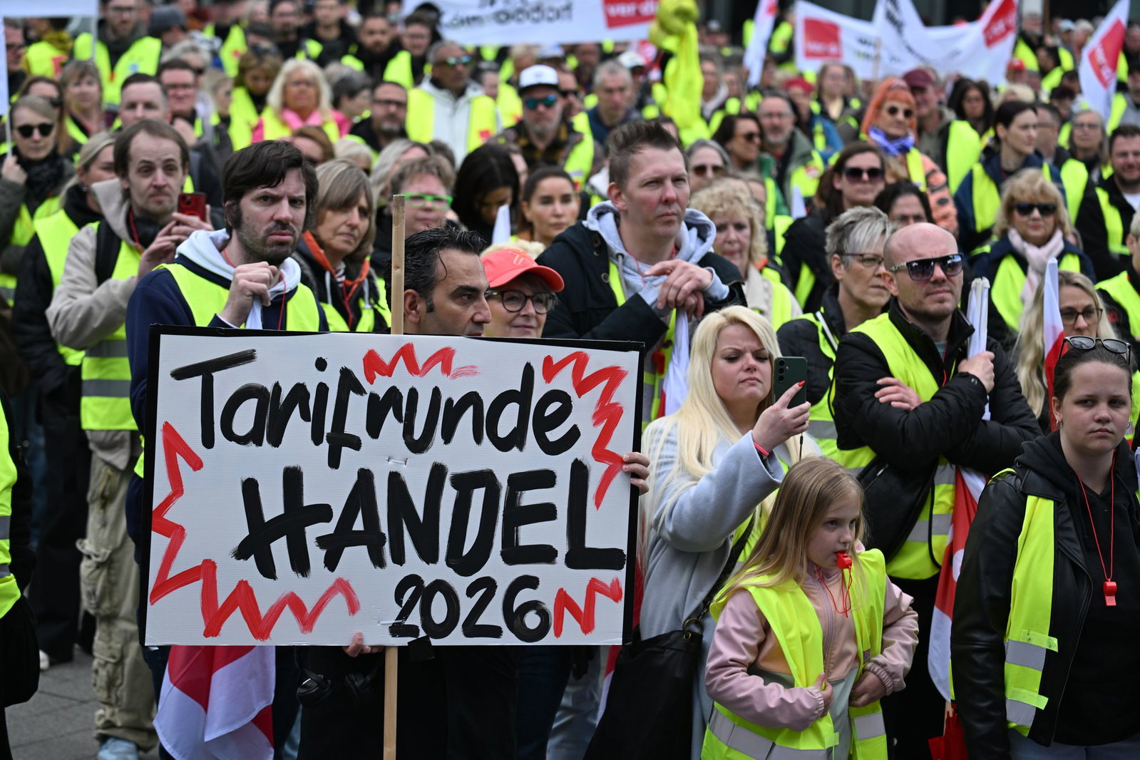 Ein Warnstreik Anfang Juli in Dortmund. Bundesweit hat es in den vergangenen Wochen viele Warnstreiks im Handel gegeben. (Archiv) 