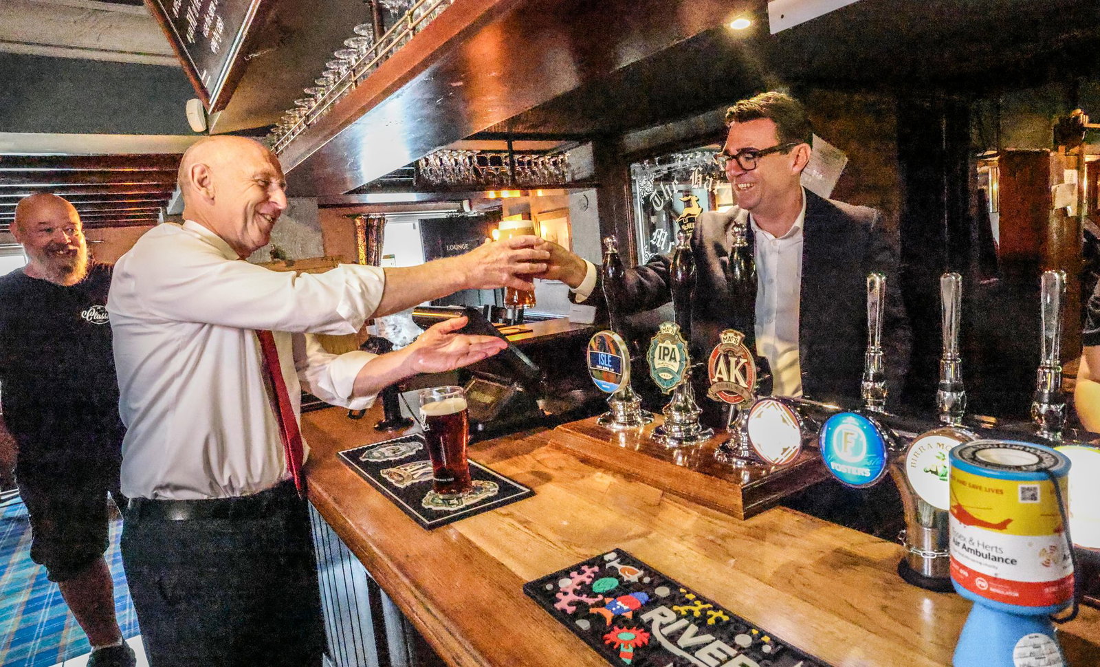 Andy Burnham besuchte in seiner ersten Woche einen Pub.