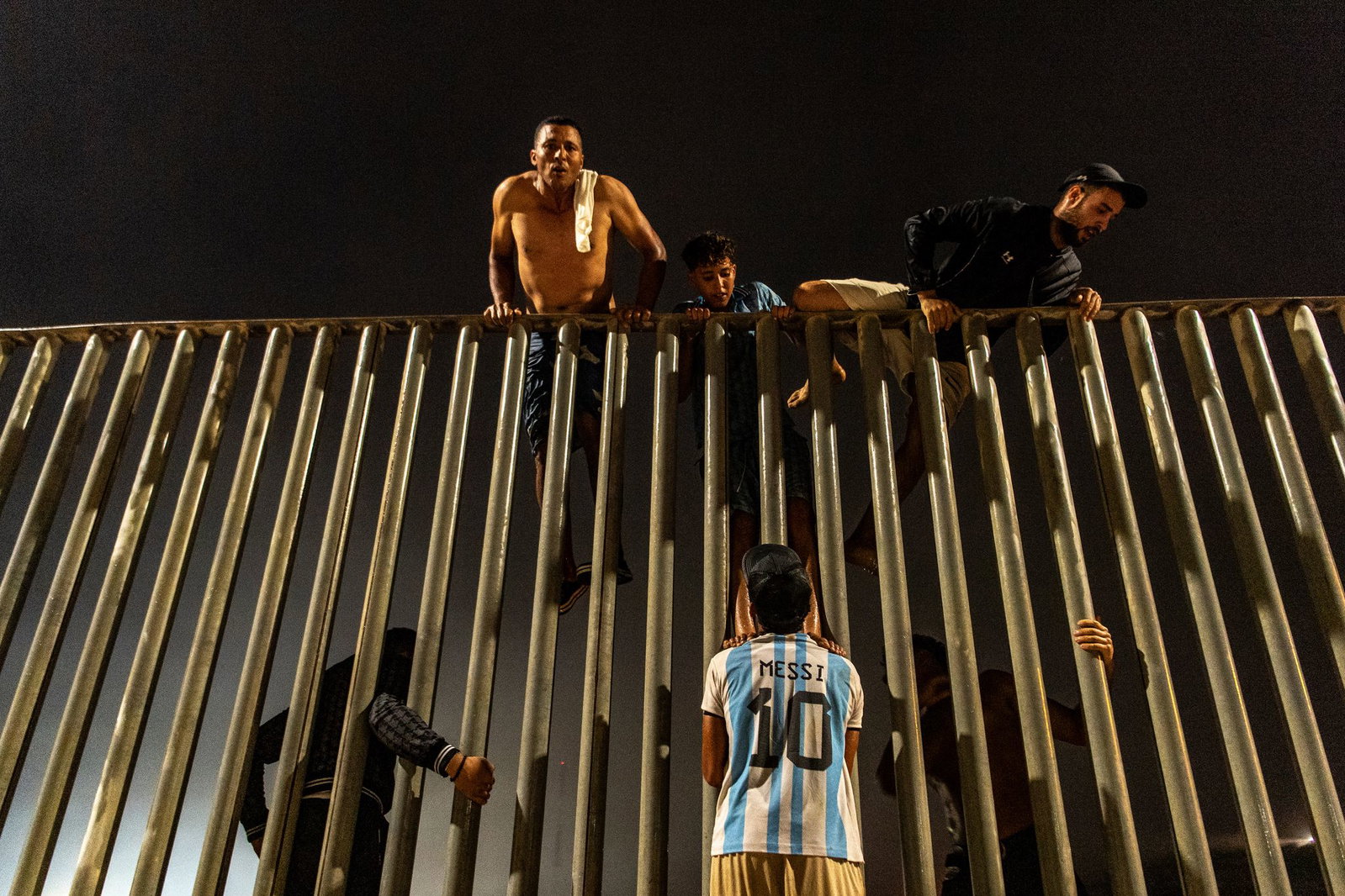 In den spanischen Norafrika-Exklaven Ceuta und Melilla haben Hunderte Menschen die Grenze überwunden.