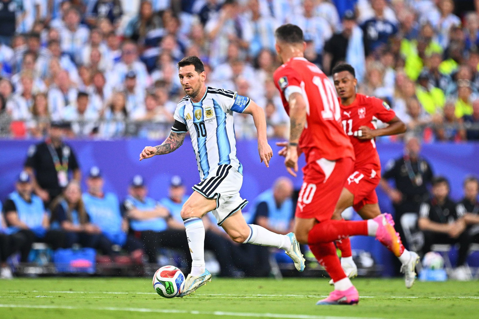 Lionel Messi (l.) und seine Argentinier stehen im Halbfinale.