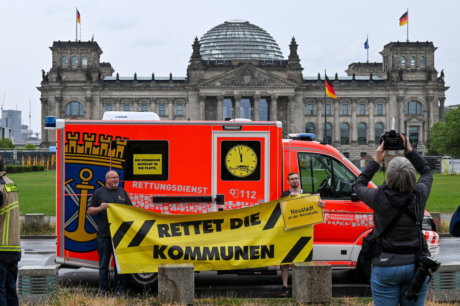 Oberbürgermeister und Kämmerer fuhren in einer Fahrzeugkolonne aus Feuerwehrautos und Rettungswagen nach Berlin. 