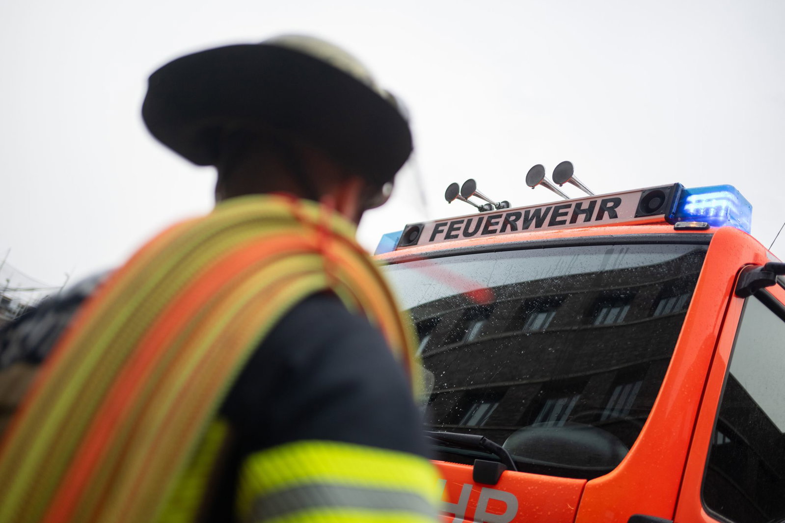 Die Einsatzkräfte löschten den Brand in dem Tunnel. (Symbolbild)