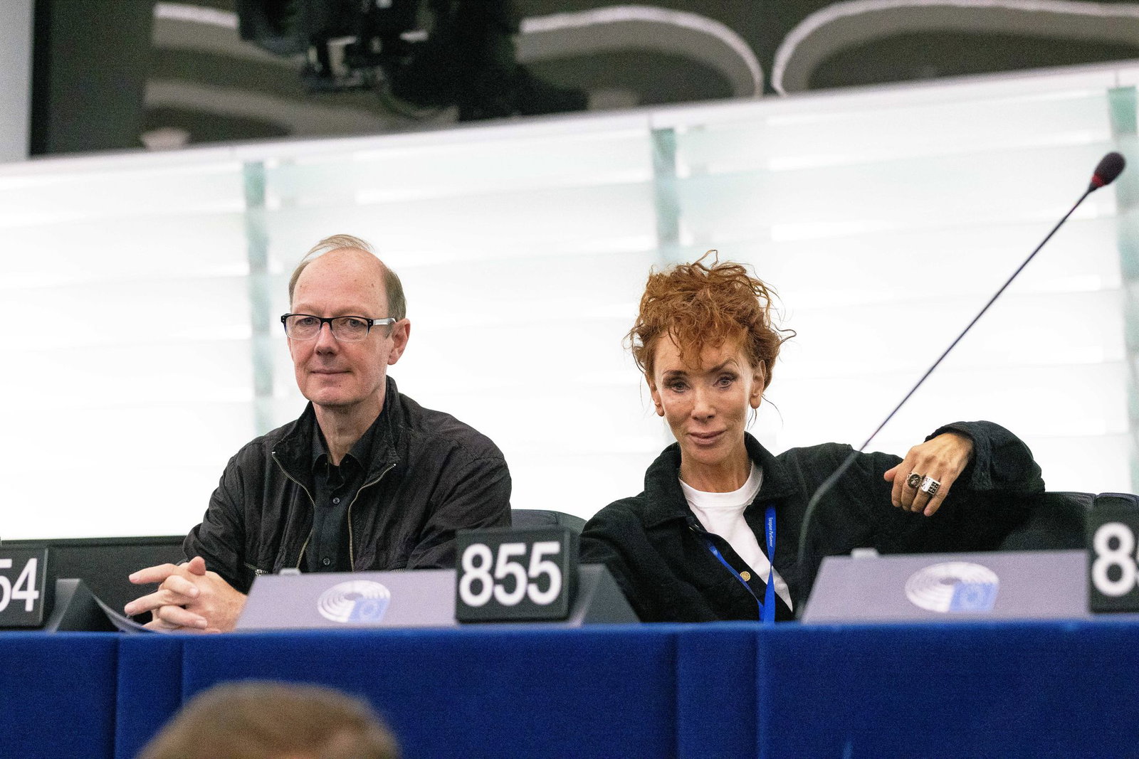 Die beiden EU-Abgeordneten Martin Sonneborn (l) und Sibylle Berg (beide Die Partei) hatten sich schriftlich bei der Parlamentspräsidentin beschwert. (Archivbild) 
