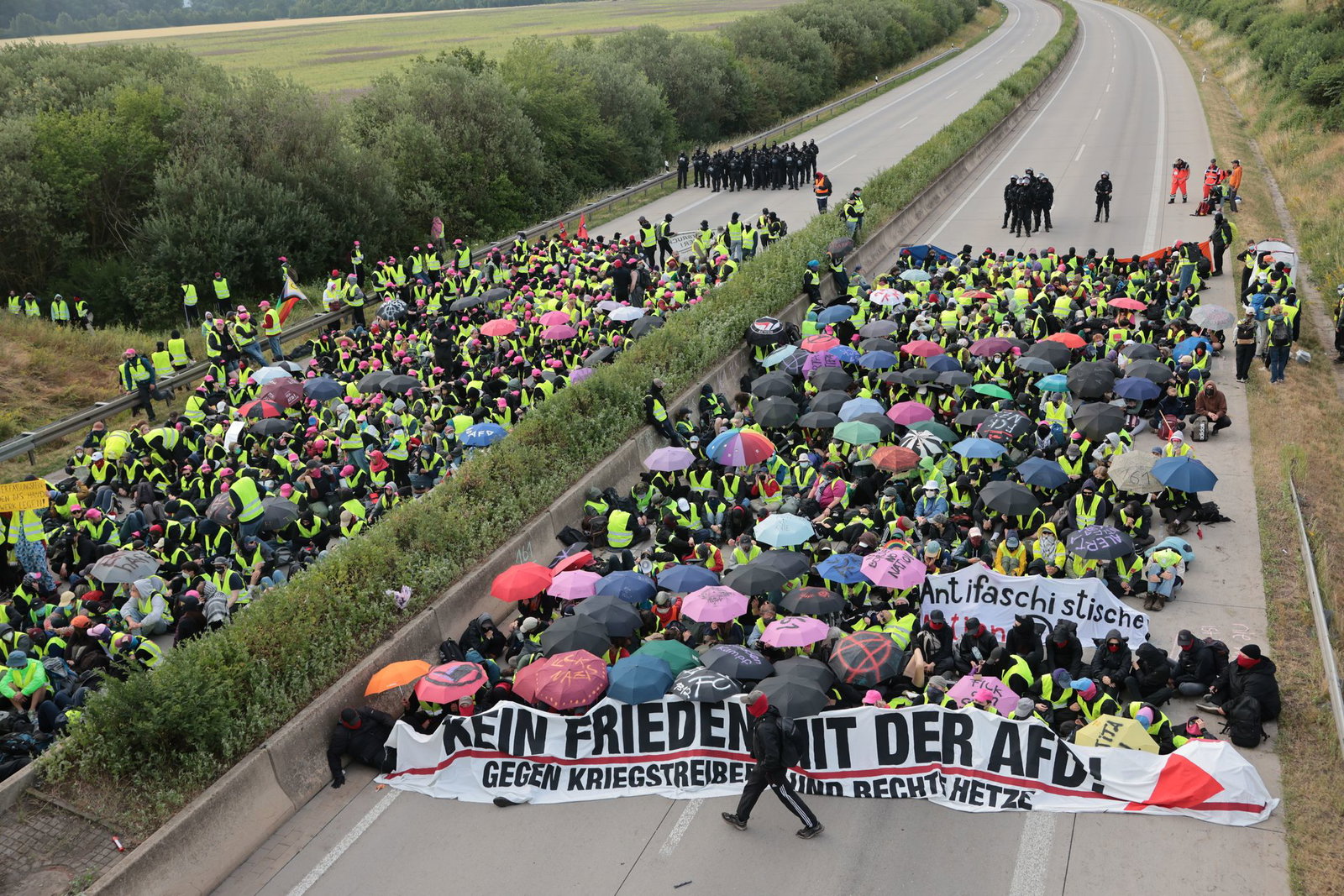 Demonstranten blockieren zeitweise die Autobahn A71 bei Erfurt.