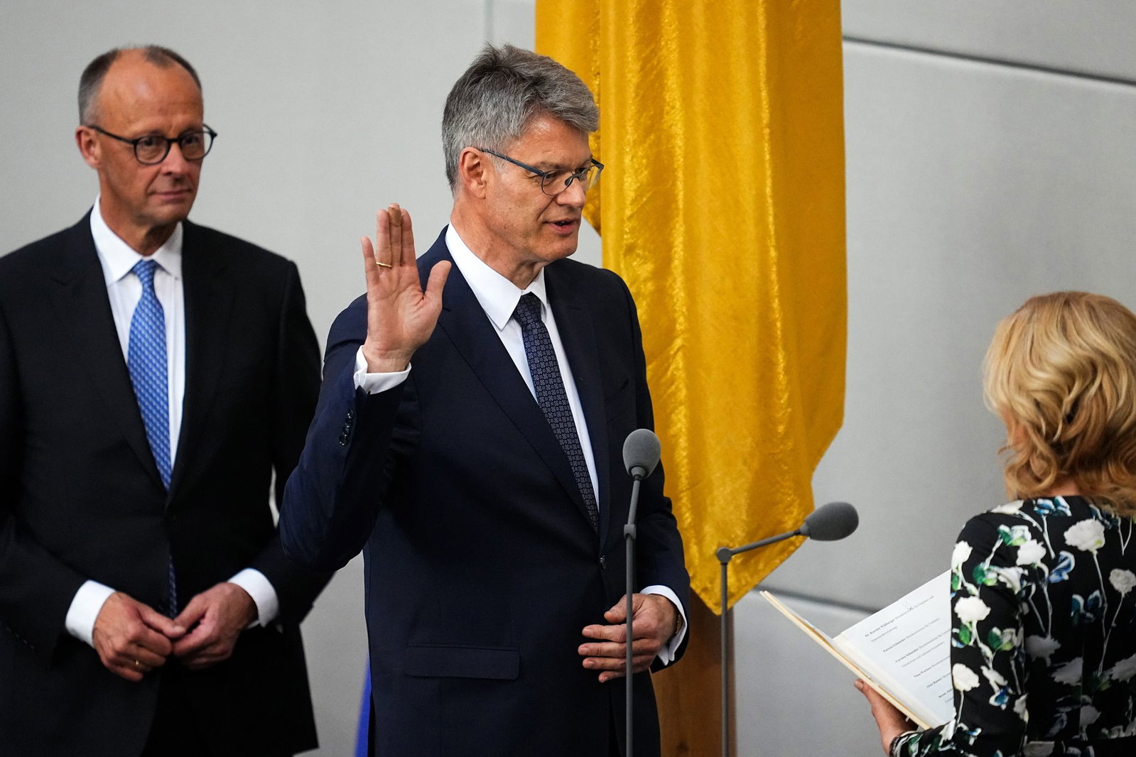 Da schien die Welt noch in Ordnung zu sein: Schnieder bei der Vereidigung. (Archiv-Foto)