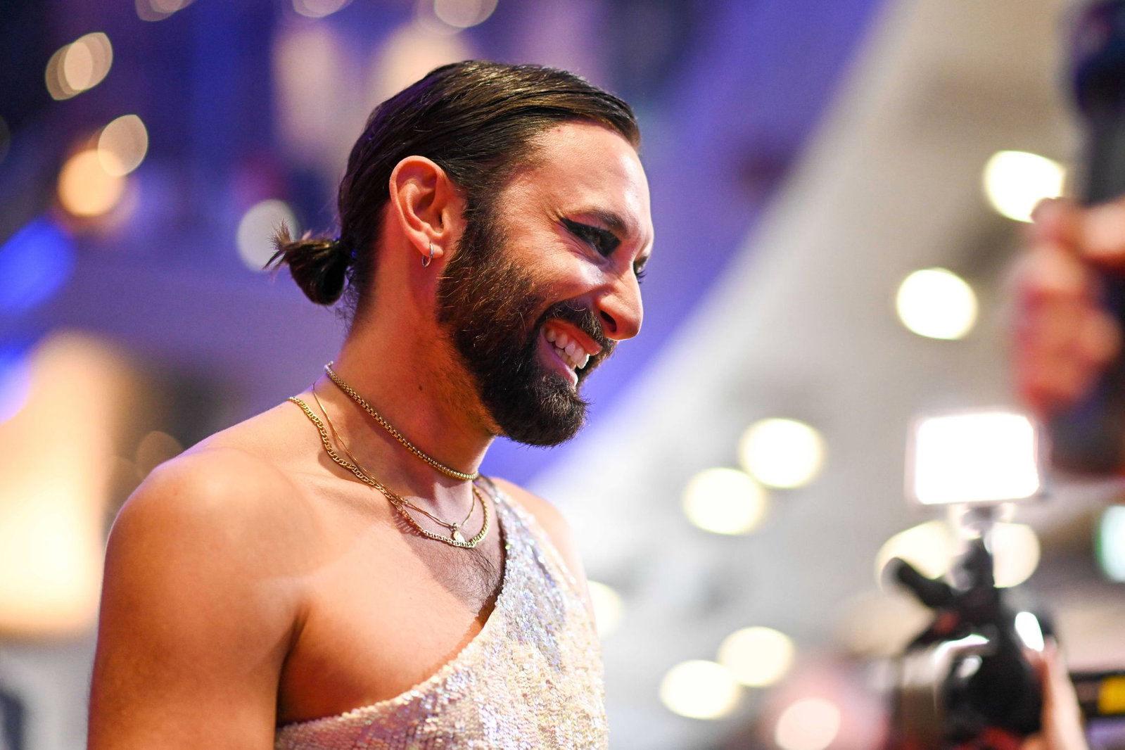 Tom Neuwirth ist international bekannt als Conchita Wurst. Der Künstler tritt erneut als Todesengel in einem Musical auf. (Archivbild) 