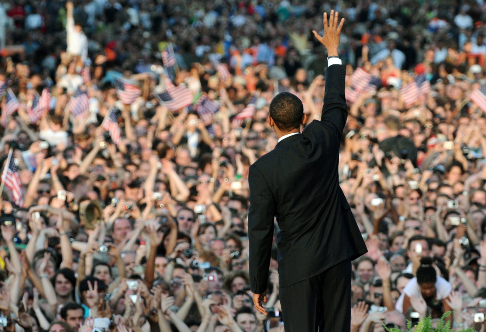 Die deutschen Sympathien für die USA sind stark davon abhängig, wer dort gerade Präsident ist. Nach der achtjährigen Regierung des umstrittenen Republikaners George W. Bush wurde der demokratische Präsidentschaftskandidat Barack Obama 2008 in Berlin bege…