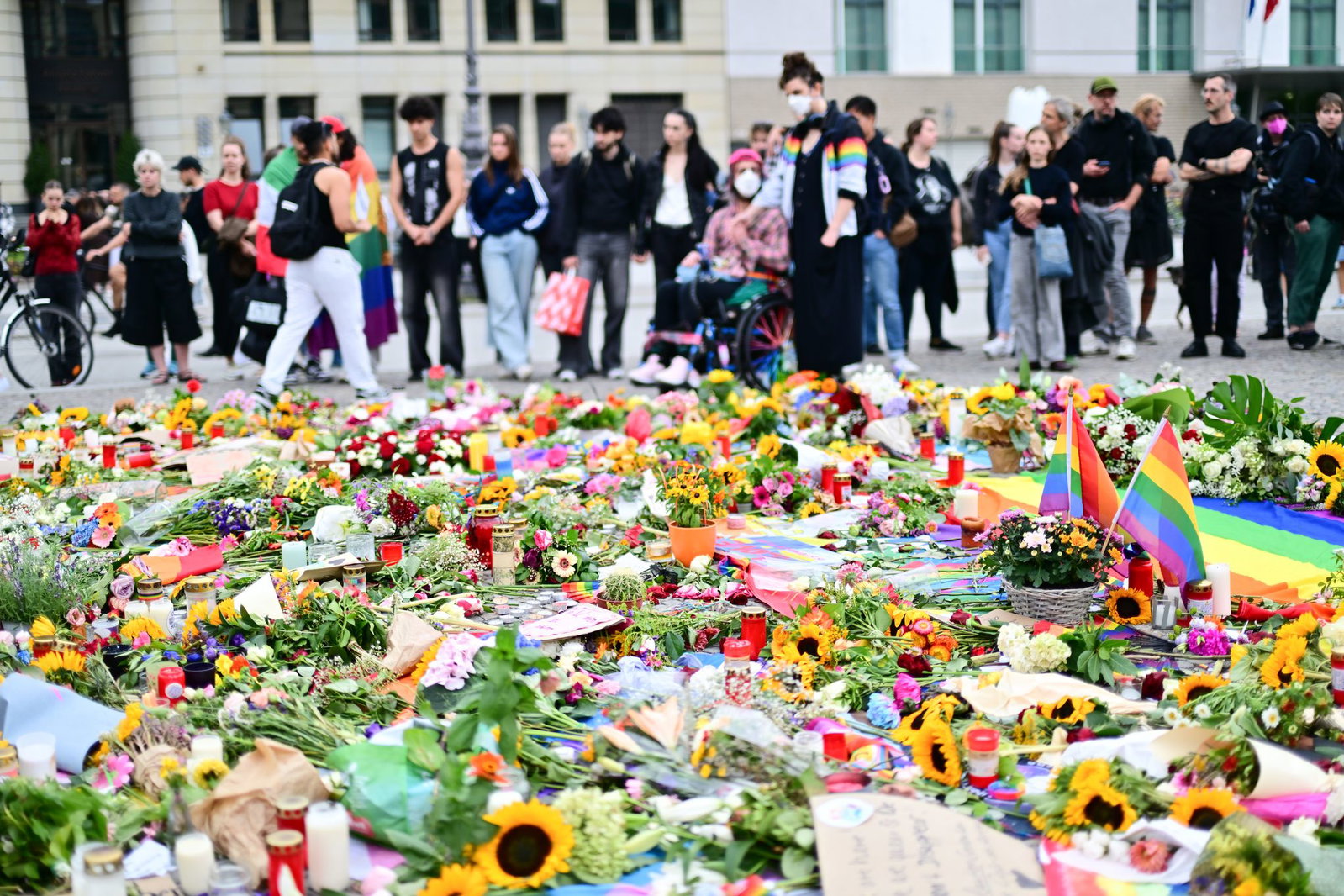 Beim Terroranschlag am Berliner CSD wurde eine Frau getötet und zahlreiche Menschen verletzt.