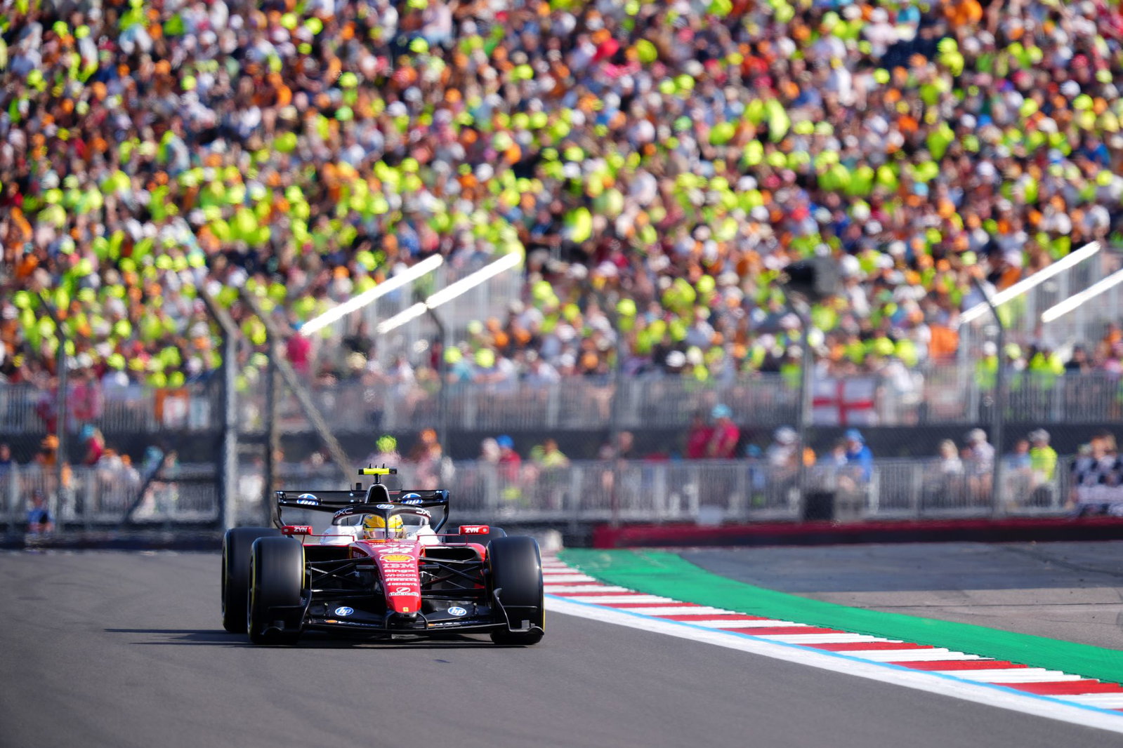 Lewis Hamilton gibt in Silverstone den Ton an.