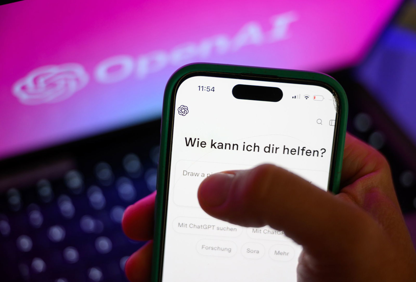 Vor allem junge Menschen befragen KI-Chatbots wie ChatGPT auch zu intimen Problemen. (Symbolbild)