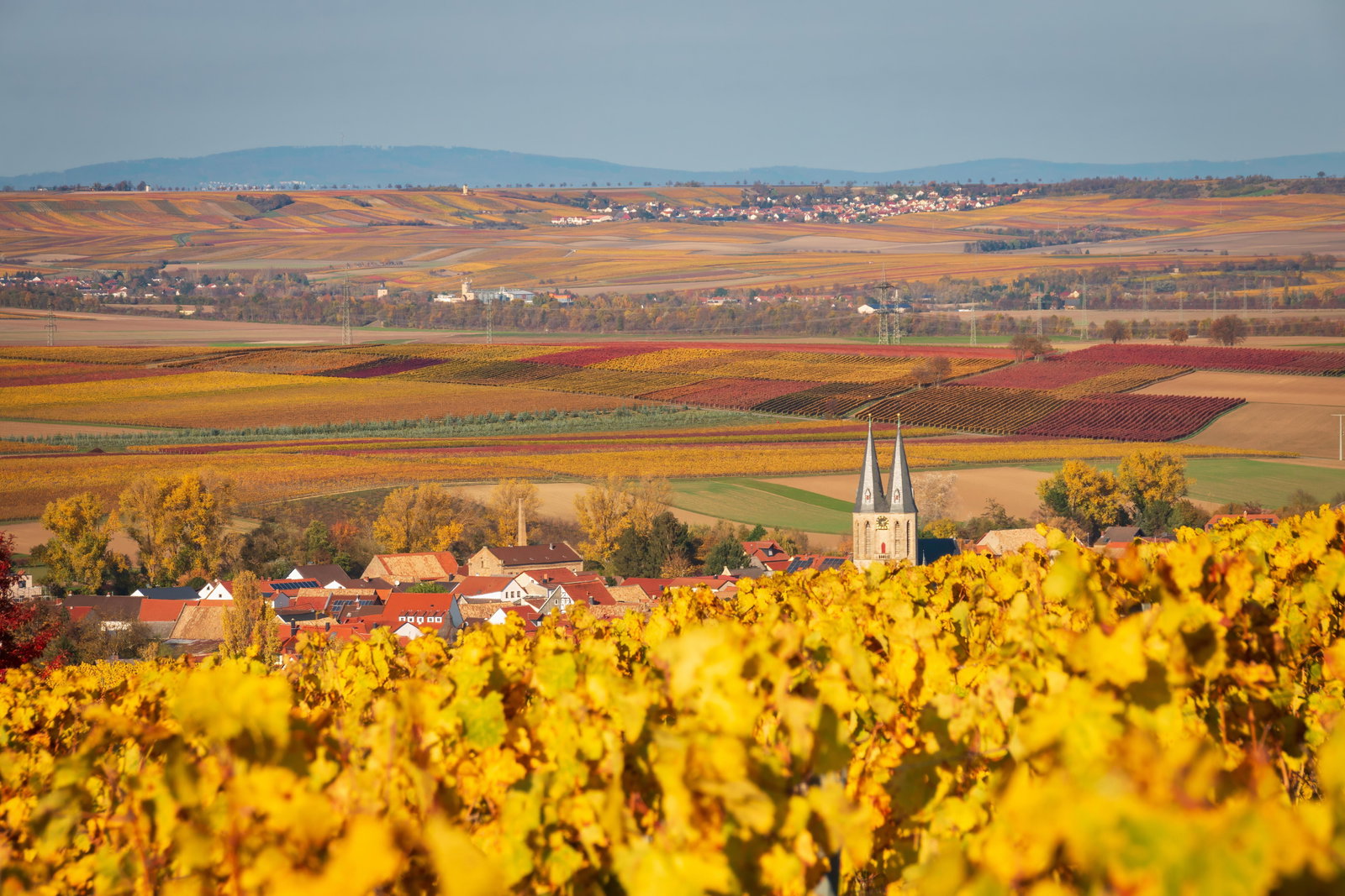 Panoramablick auf Flonheim im Herbst
