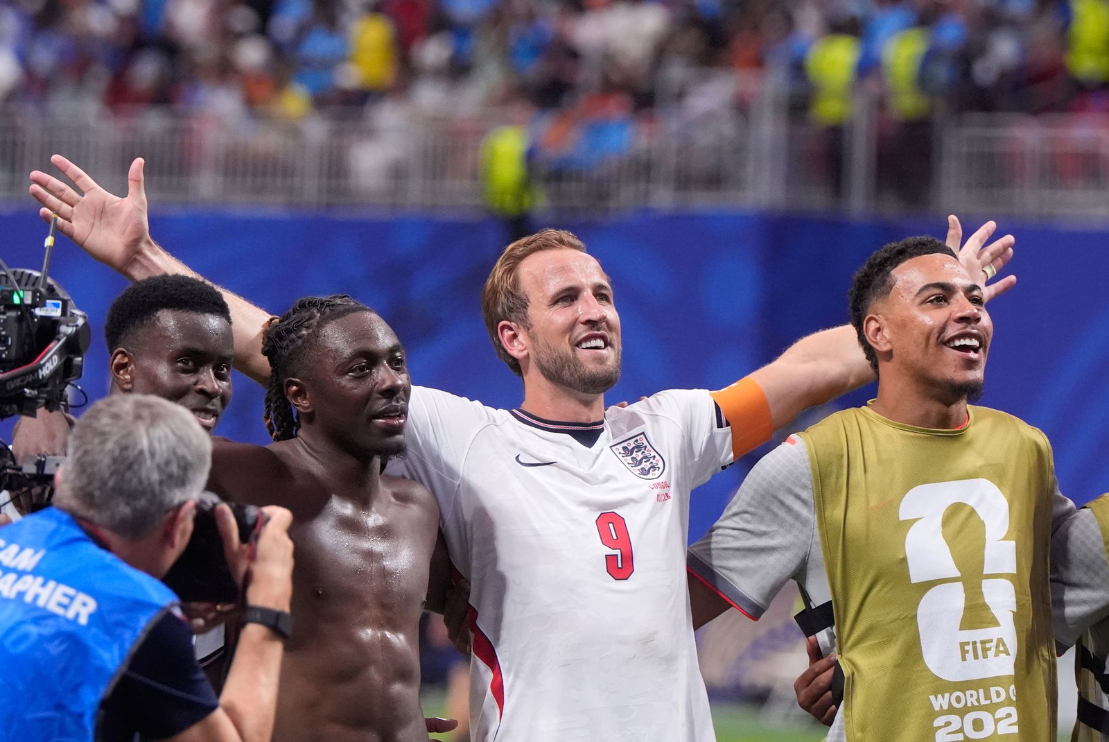 Das englische Team um Kapitän Harry Kane feiert nach Siegen bei der WM mit den Fans zum Oasis-Song «Wonderwall». (Archivbild)