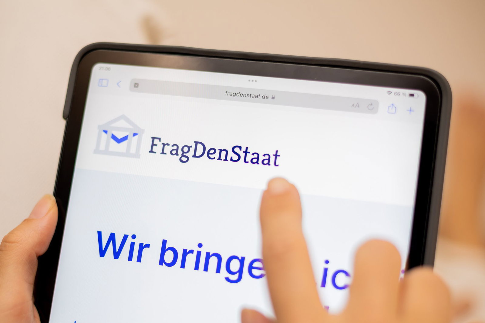 Wenn künftig nur noch Privatpersonen frageberechtigt seien, blieben Organisationen wie die Deutsche Umwelthilfe, Amnesty International und FragDenStaat außen vor, sagte kürzlich Arne Semsrott, Projektleiter von FragDenStaat. (Archivfoto)