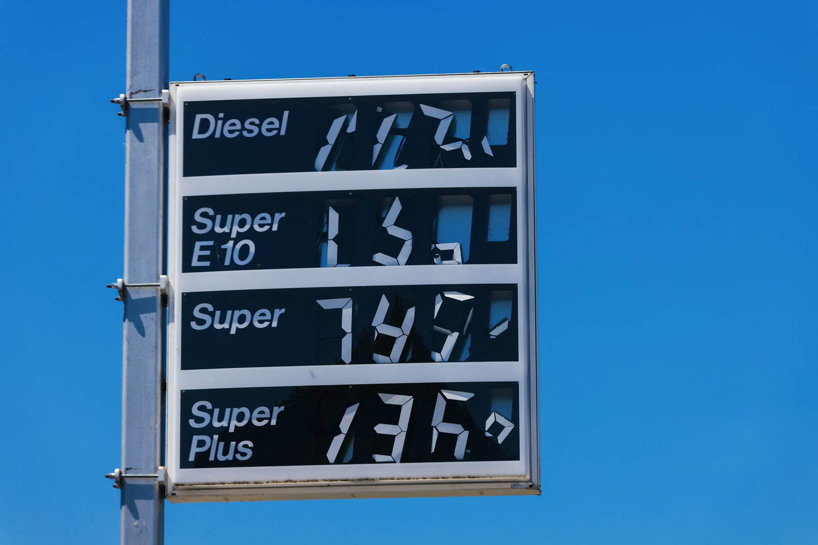 An Autobahntankstellen müssen Autofahrer deutlich tiefer in die Tasche greifen. (Symbolbild)