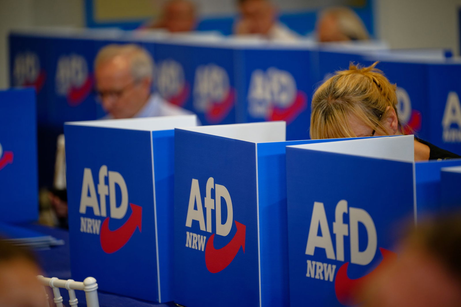 Beim AfD-Wahlparteitag in Marl ist der Machtkampf zwischen zwei innerparteilichen Lagern eskaliert.