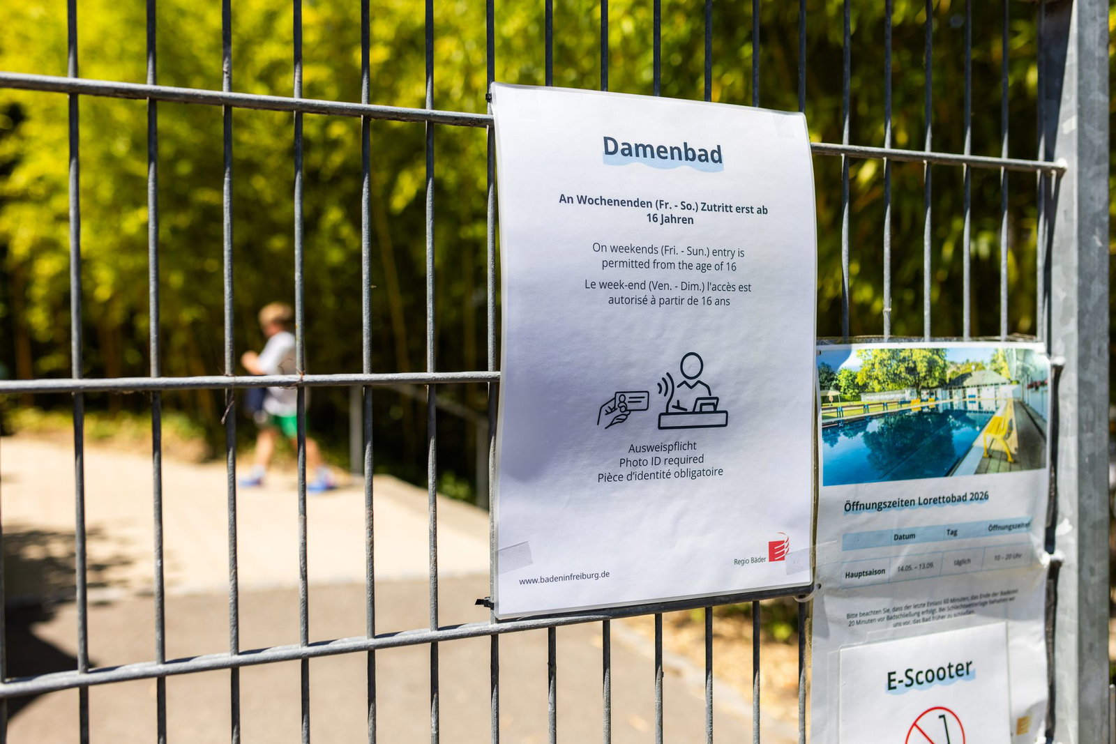 Am Tor des Lorettobads hängt die neue Einlassregel an einem Schild aus. (Archivbild)