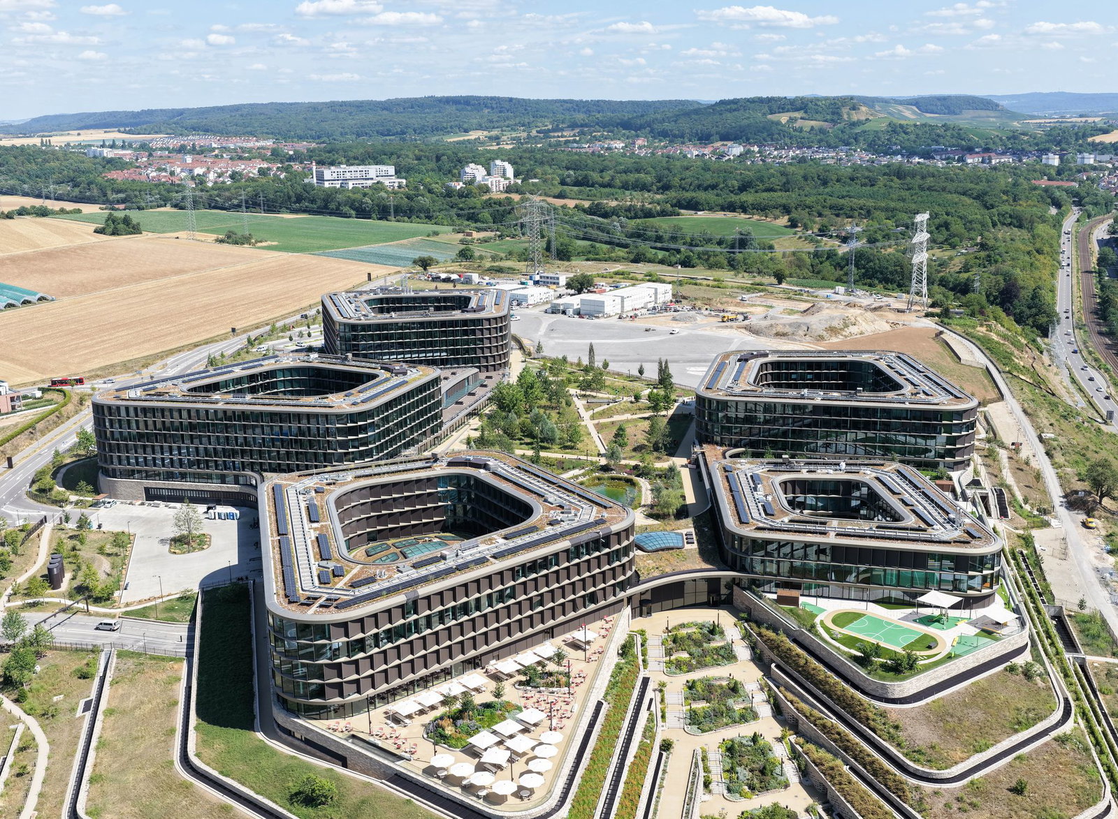 Ein großer Teil des Campus ist begrünt.
