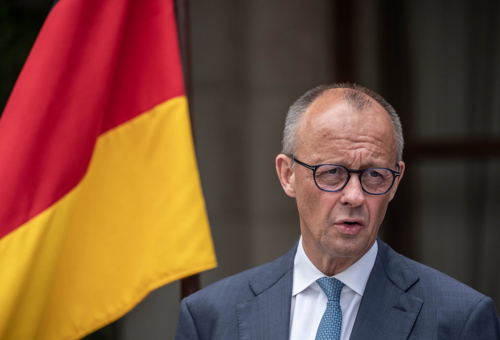 Bundeskanzler Friedrich Merz hat Kritik an der Rechtsstaatlichkeit eines Verfahrens in Stuttgart-Stammheim gegen Pro-Palästina-Aktivisten zurückgewiesen.