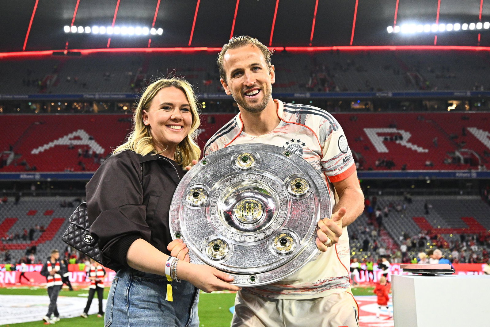 Bayern-Star Harry Kane jubelte mit seiner Frau Katie 2025 über seine erste deutsche Meisterschaft.