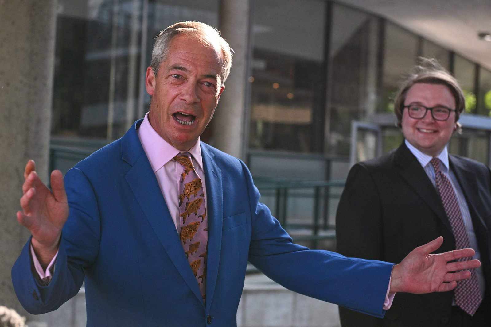Nigel Farage (links im Bild) kündigte am Dienstag an, sein Mandat im Parlament niederzulegen. 