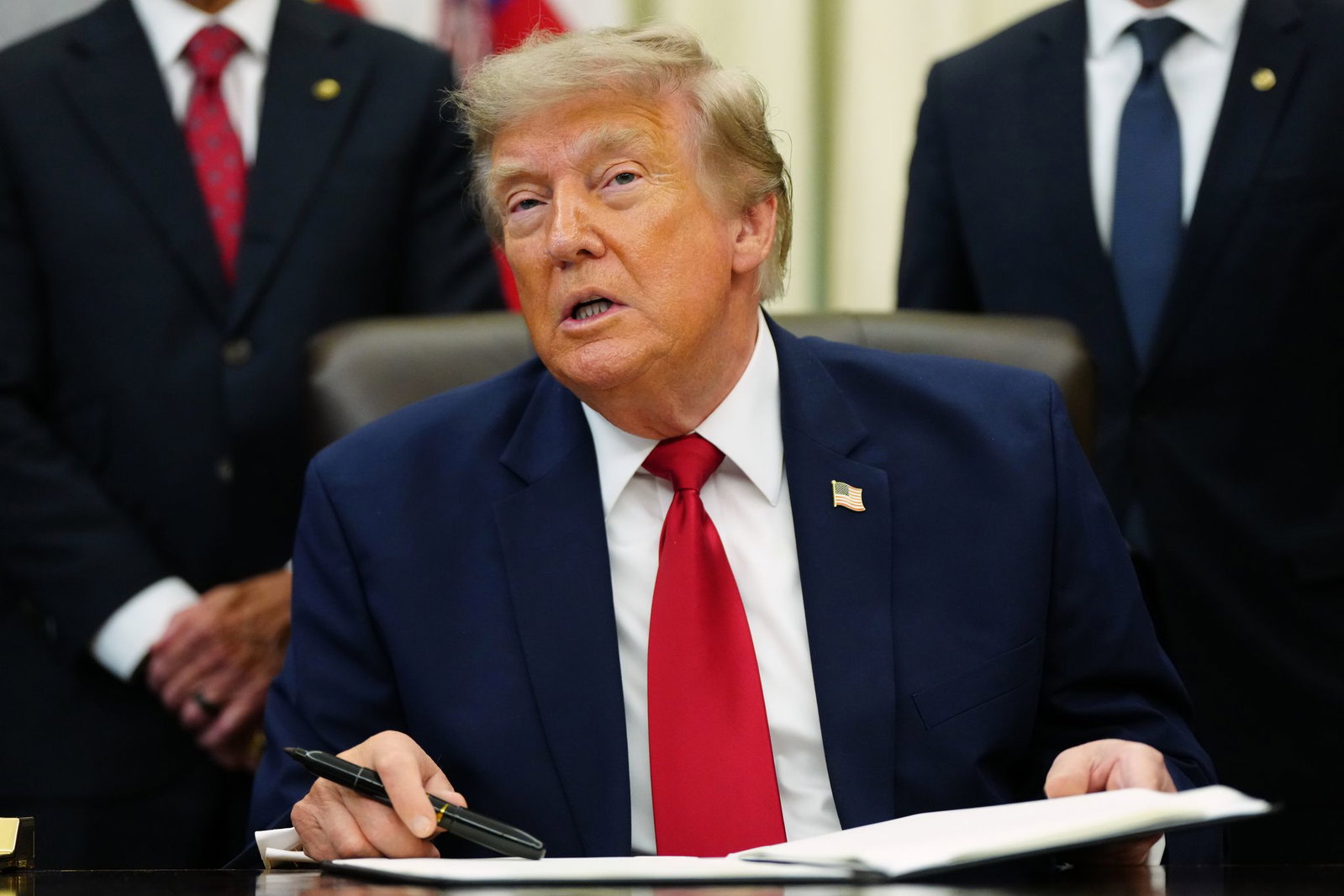 US-Präsident Trump rückt wieder von seiner Gebührenidee in der Straße von Hormus ab.