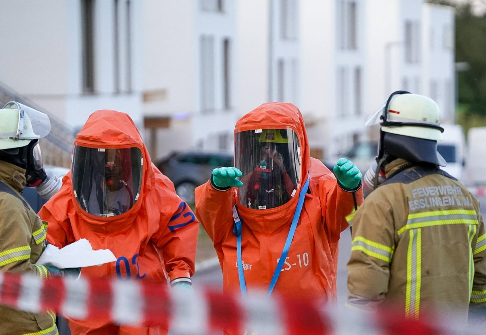Die Feuerwehrleute trugen teils Schutzanzüge. 