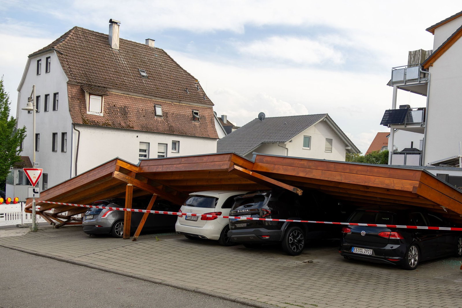 Vier Autos wurden unter dem Carport begraben.