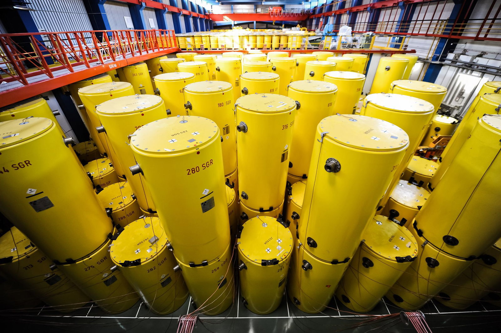 Im früheren Forschungszentrum Jülich lagern Castor-Behälter. Sie sollen von Jülich ins 170 Kilometer entfernte Ahaus transportiert werden. (Archivbild)