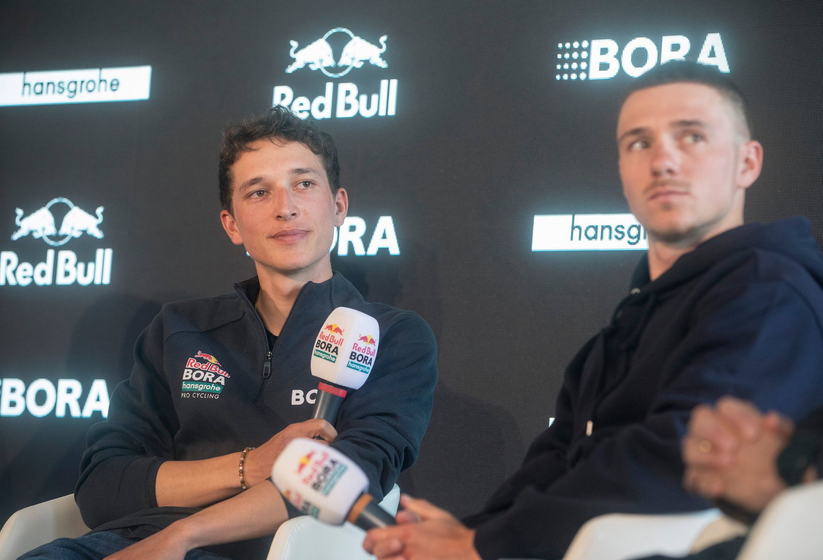 Florian Lipowitz (l) und Remco Evenepoel nehmen an einer Pressekonferenz teil. (Archivbild)