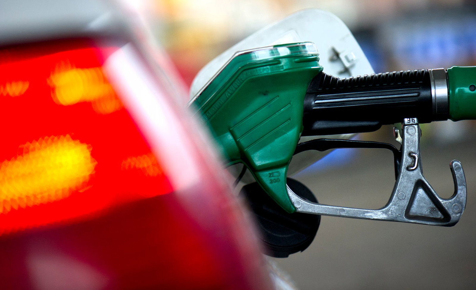 Wer wenige Minuten mehr einplant und an einer nahegelegenen Tankstelle abseits der Autobahn tankt, kann Geld sparen. (Archivbild)