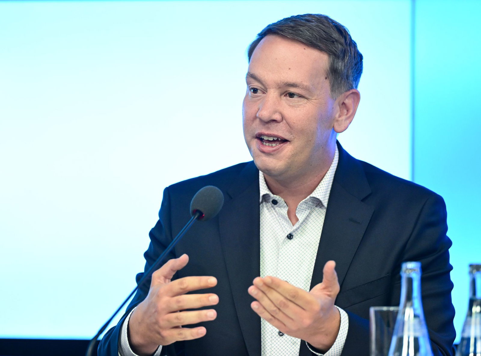 Die Pläne der Bundesregierung, dass Arbeitnehmer künftig schon am ersten Fehltag eine Krankschreibung vorlegen sollen, kommt bei Gesundheitsminister Oliver Hildenbrand (Grüne) überhaupt nicht gut an. (Archivbild)