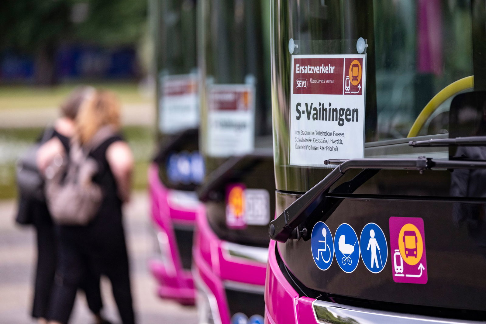 Bahn stellt Pläne für einen Schienenersatzverkehr vor. 