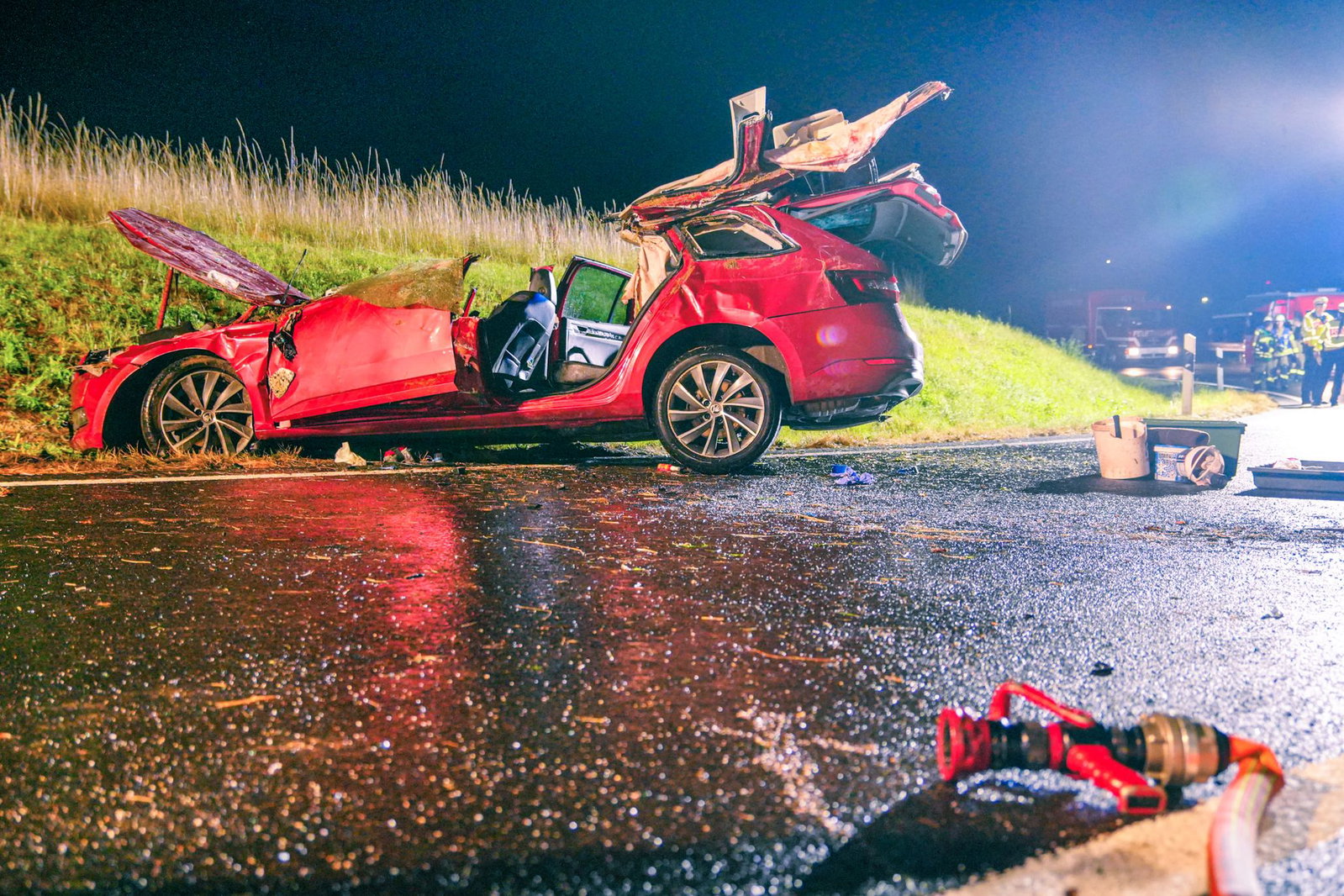 Bei zwei Unfällen auf der A8 wurden zwei Menschen verletzt. 