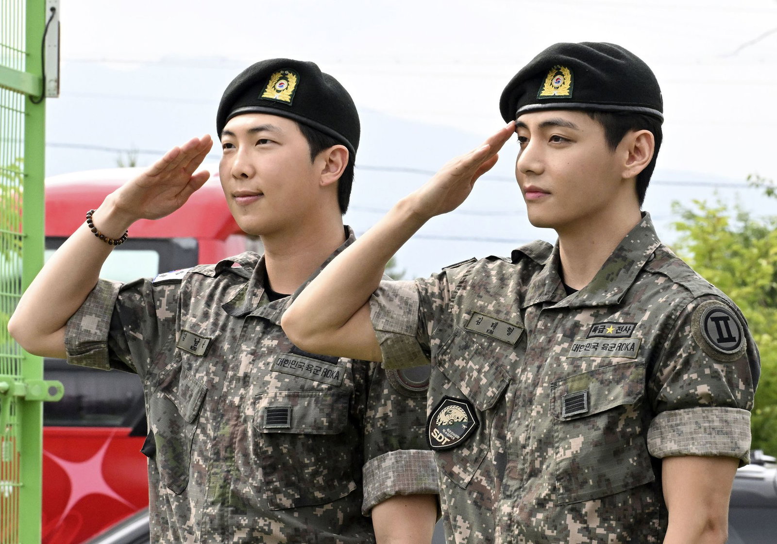 BTS-Mitglieder RM (l) und V wurden gemeinsam aus dem südkoreanischen Militärdienst entlassen.  (Archivfoto)