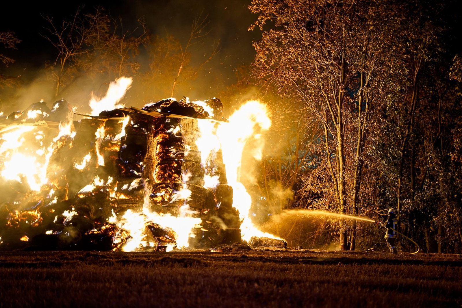 Mehr als 800 Heuballen sind in Flammen aufgegangen. (Symbolbild)