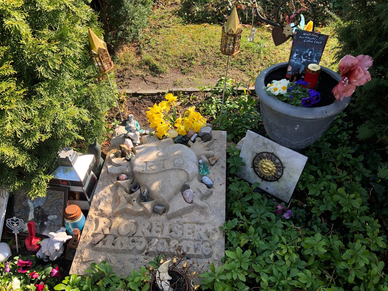 Das Grab von Rio Reiser im Jahr 2021 (fünf Jahre später ist es deutlich verwitterter) auf dem Alten St.-Matthäus-Kirchhof in Berlin-Schöneberg. Dort sind viele Persönlichkeiten aus der queeren Community begraben.