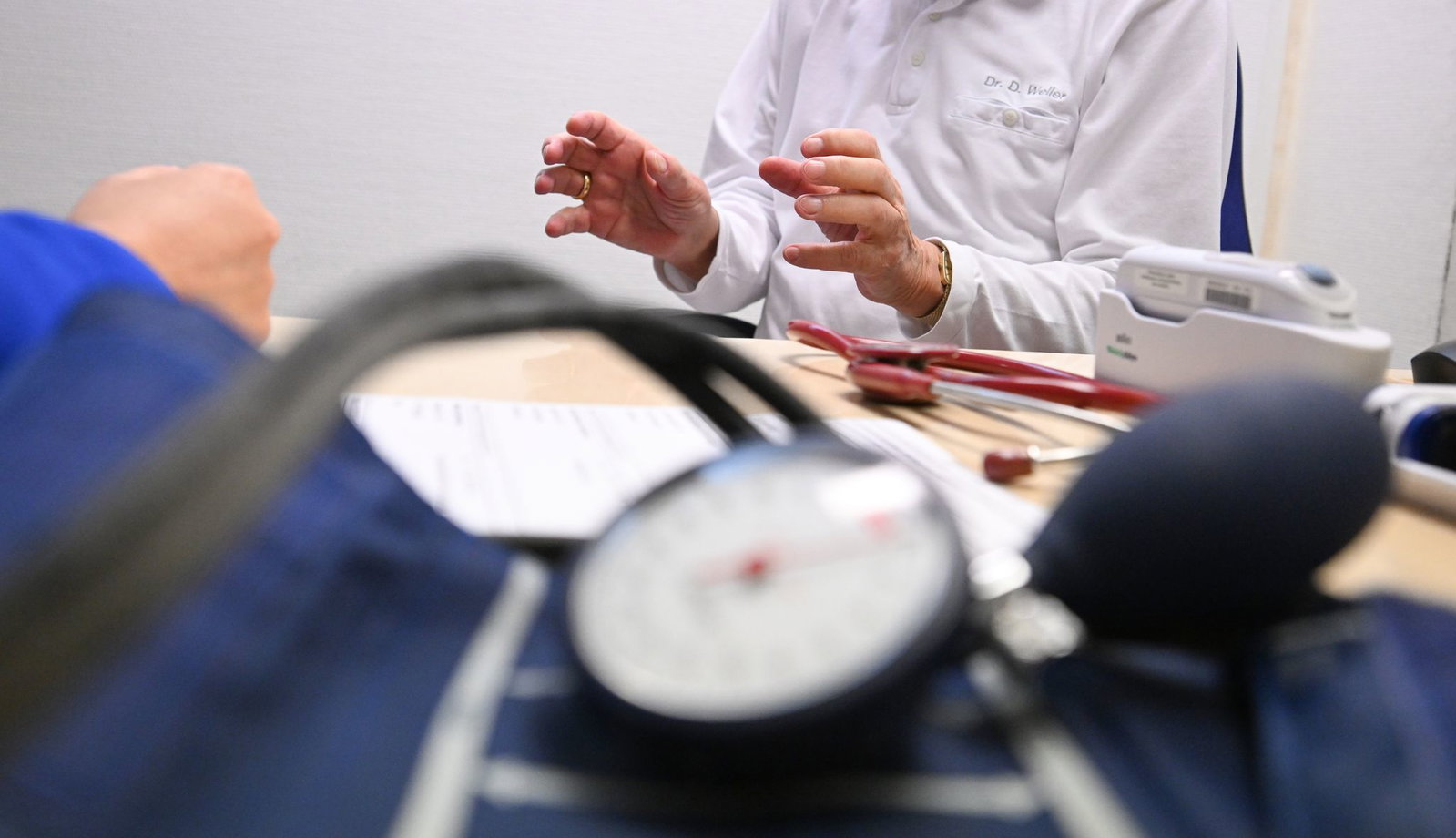 Wenn Patienten einen Fehler bei ihrer Behandlung vermuten, können sie ihren Arzt etwa bei ihrer Krankenkasse melden. (Symbolbild) 