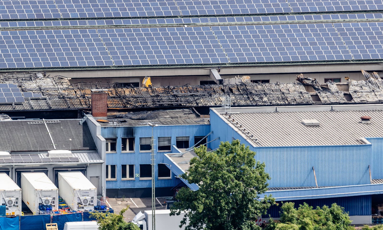 Zerstörte Hallen zeugen vom Großbrand.