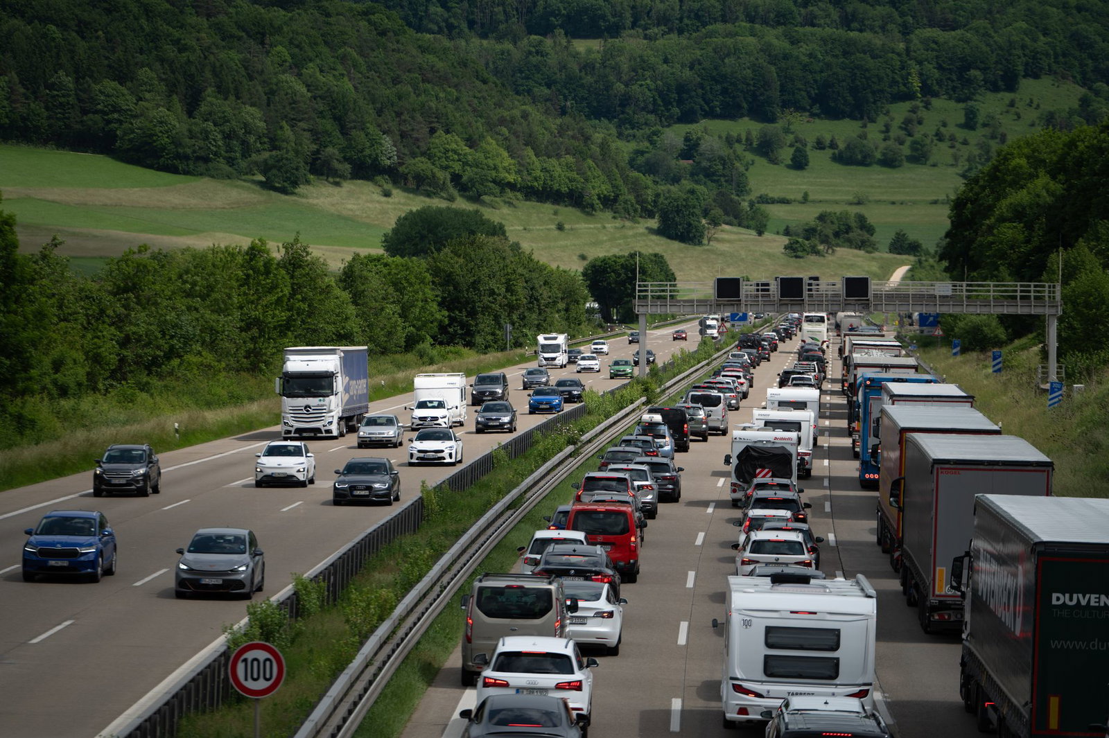 Die A8 ist ein Stauhotspot in Baden-Württemberg. Am ersten Ferienwochenende könnte es besonders voll werden. (Archivbild)