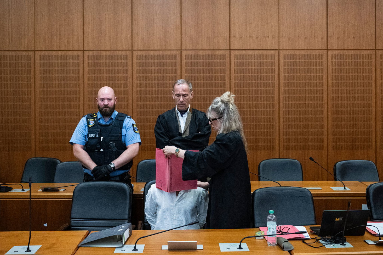 Die Staatsanwaltschaft wirft dem Mann unter anderem versuchten Mord vor. 