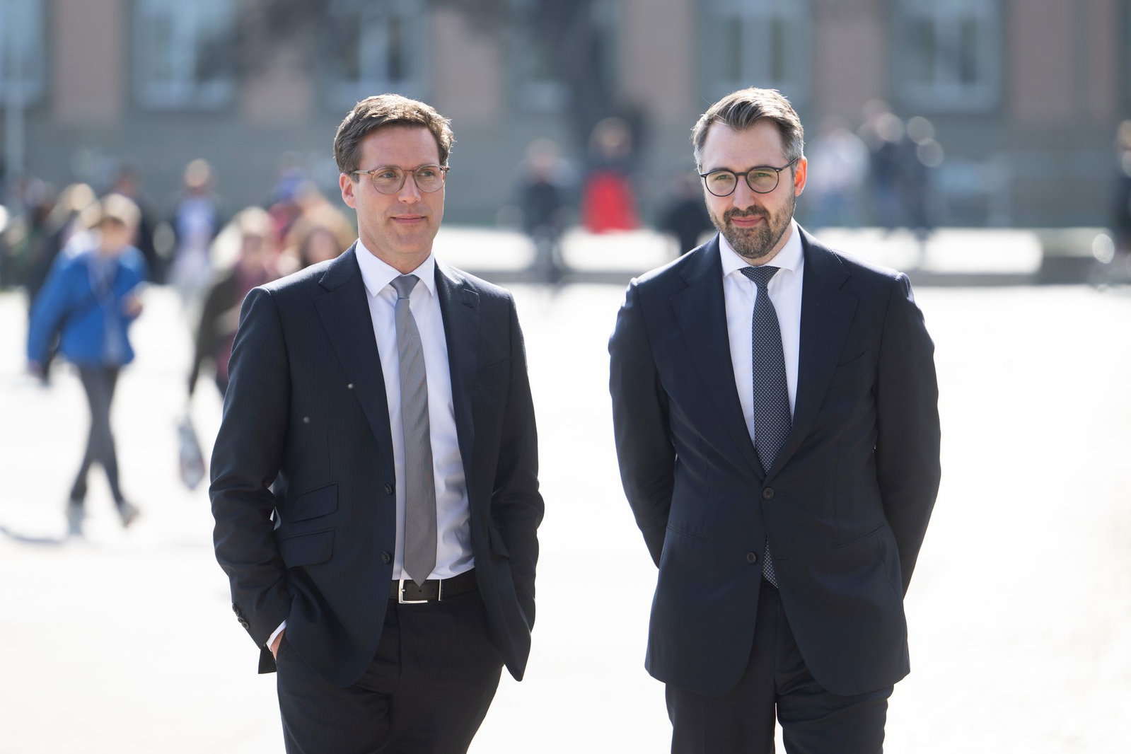 Innenminister Manuel Hagel (l) und Justizminister Moritz Oppelt werben für eine Verlängerung. (Archivbild)