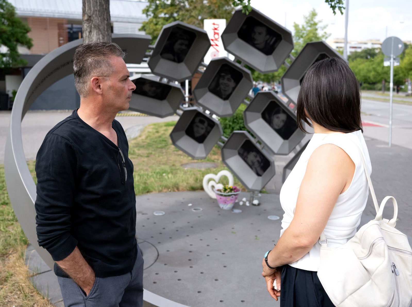 Sibel (r) und Hasan (l) Leyla haben bei dem rassistischen Anschlag ihren Sohn Can verloren. 