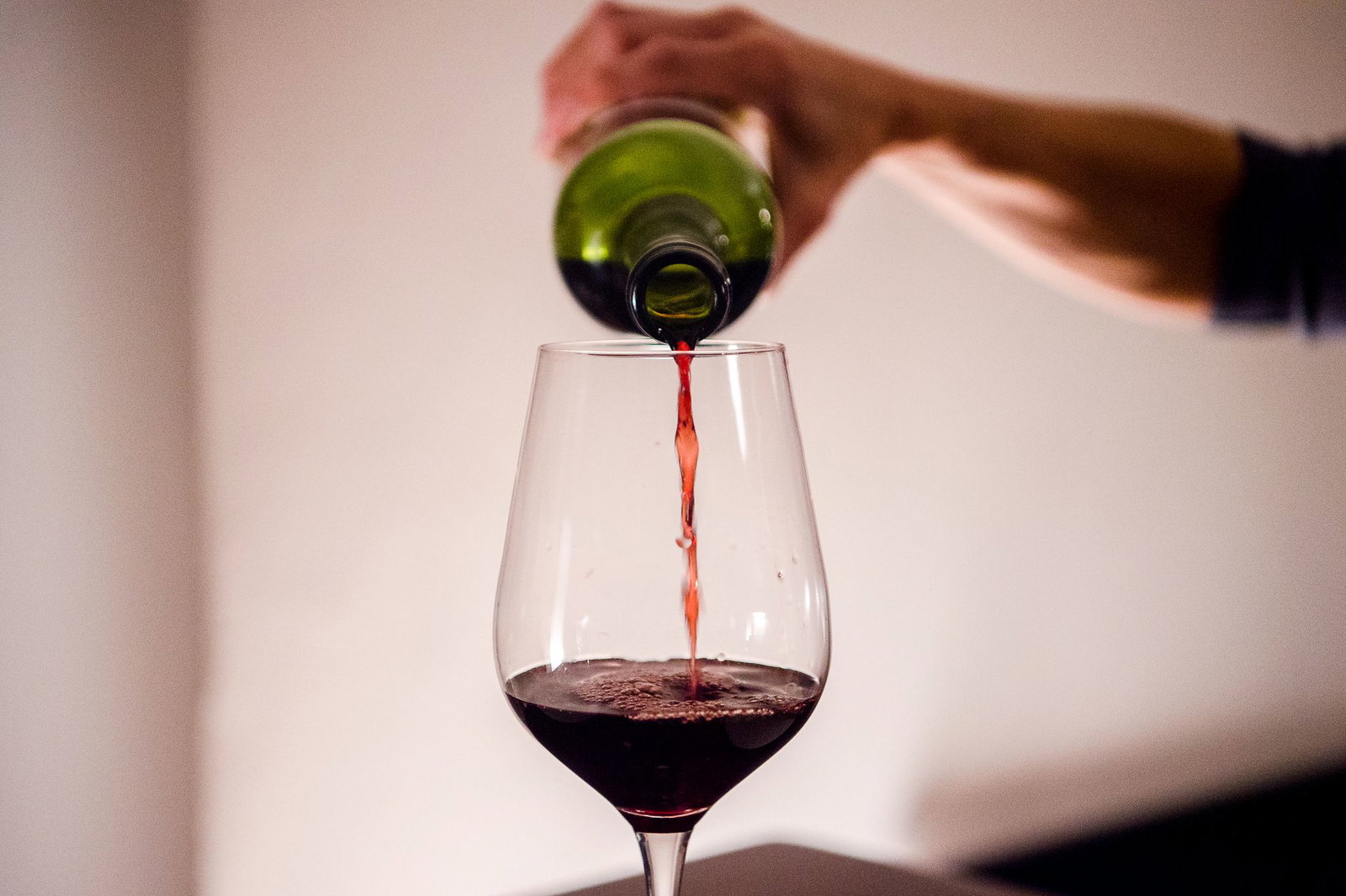 Rotwein aus deutscher Produktion ist weniger gefragt als Weißer. (Symbolbild)