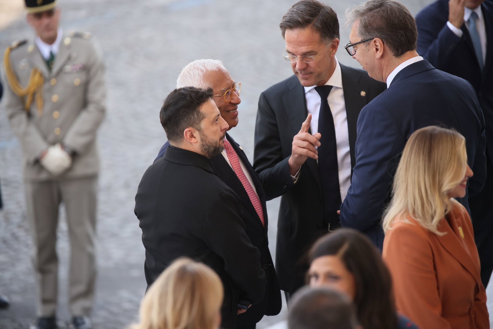 Dutzende Staats- und Regierungschefs saßen gemeinsam mit dem ukrainischen Präsidenten Wolodymyr Selenskyj auf der Ehrentribüne der Pariser Parade.