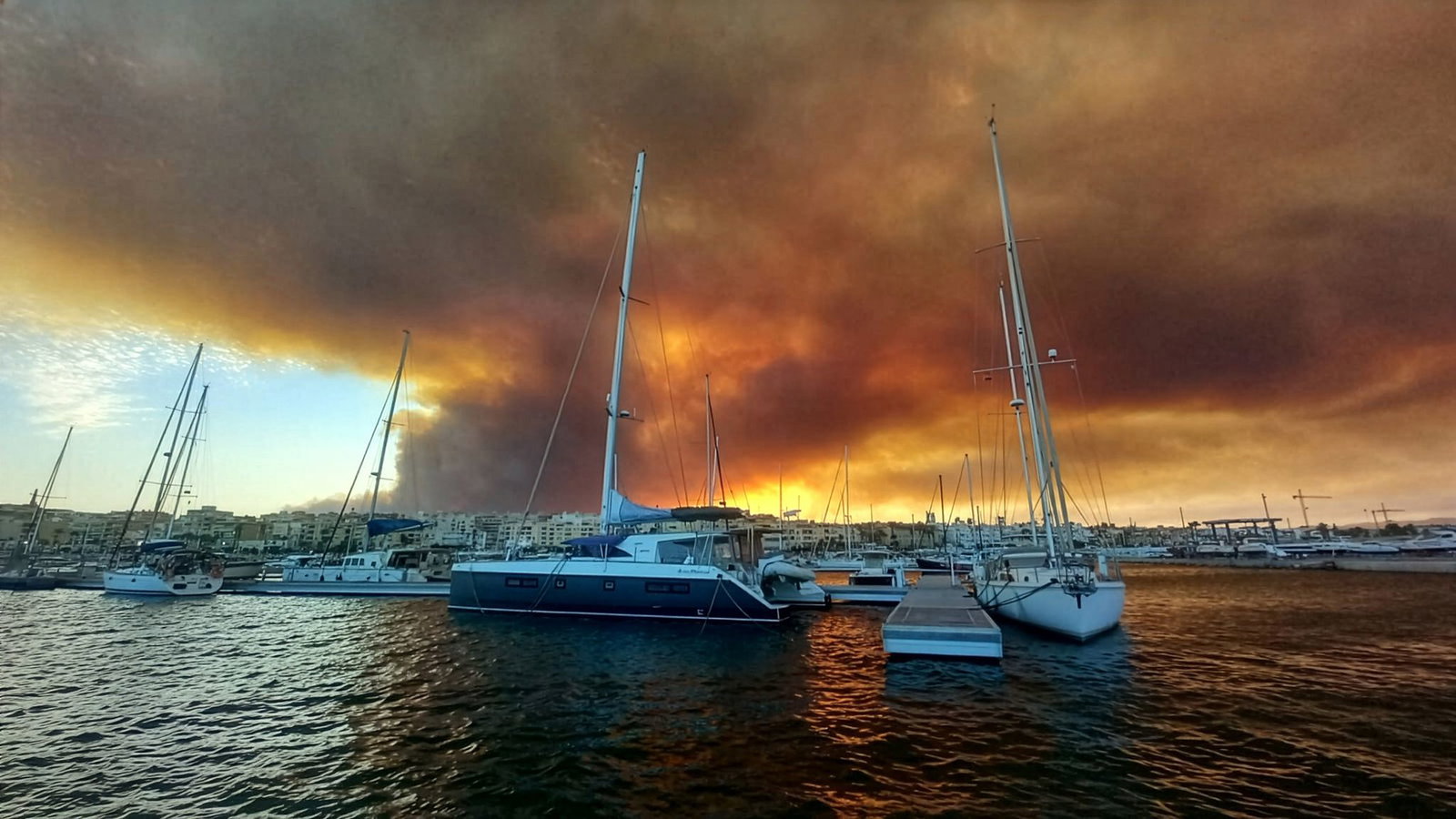 Der Brand wütet unweit der Mittelmeerküste.
