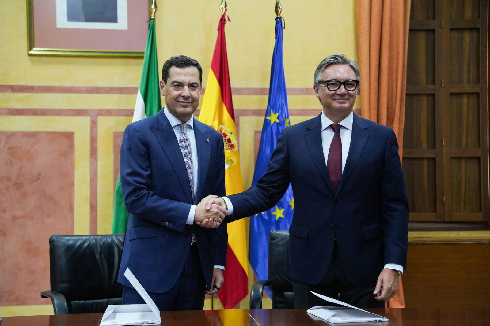 Moreno (l) und Vox-Fraktionssprecher Manuel Gavira besiegeln ihre neue Koalitionsregierung in der bevölkerungsstärksten Region Spaniens. 