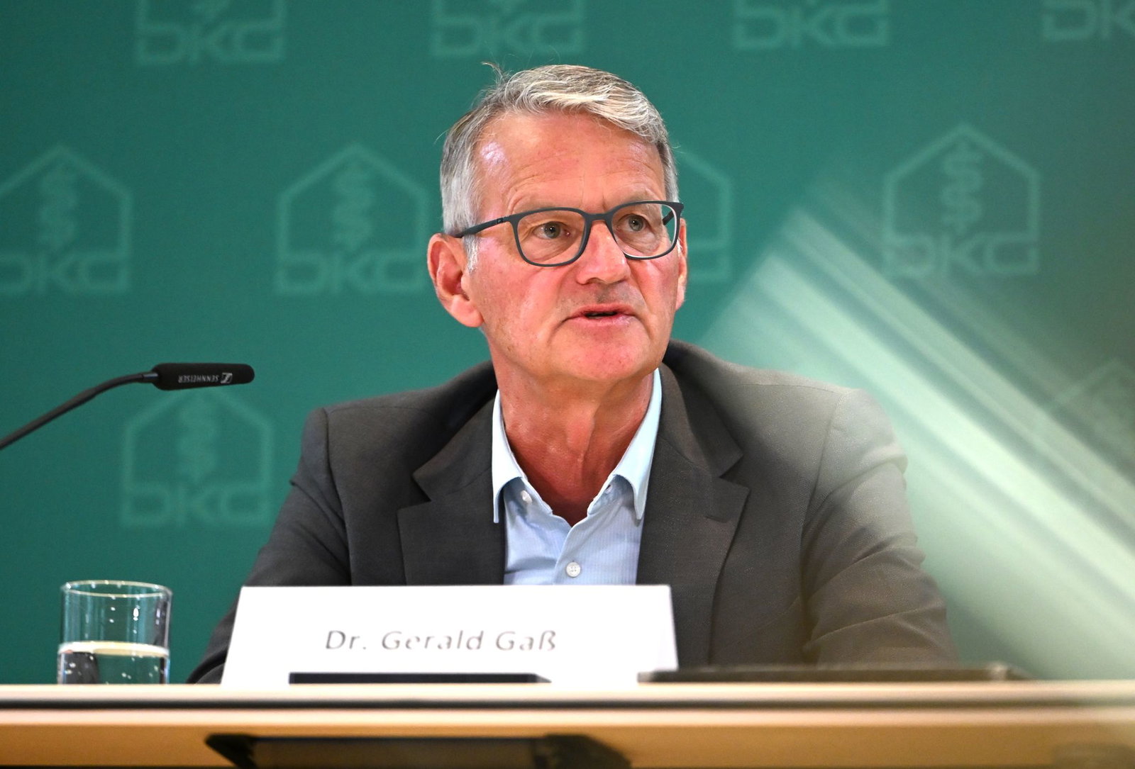 Ventilatoren und verdunkelnde Vorhänge als Standard in vielen Häusern reichten künftig nicht mehr aus, sagt Gaß, Chef der Deutschen Krankenhausgesellschaft. (Archivbild)